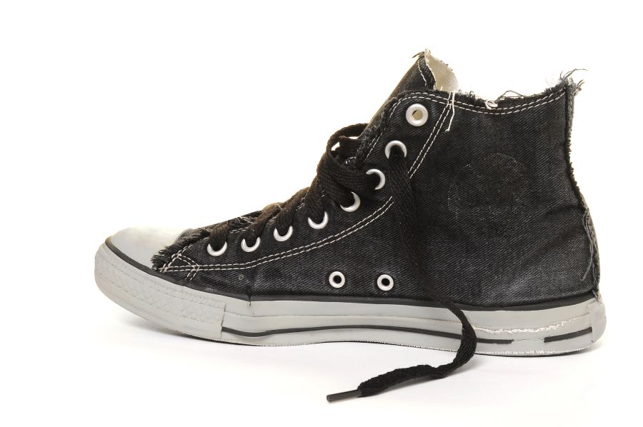 Die Einsatzkräfte fanden einen abgetragenen, schwarz-weissen Sneaker am Tatort. (Symbolbild)