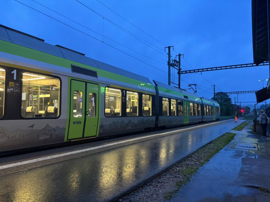 Als eine Pendlerin kurz vor 6 Uhr morgens am Bahnhof Thurnen ankommt, steht dort ein leerer Zug.