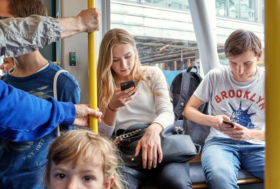 Dass Passagiere im ÖV Videos ohne Kopfhörer schauen, ist keine Seltenheit.