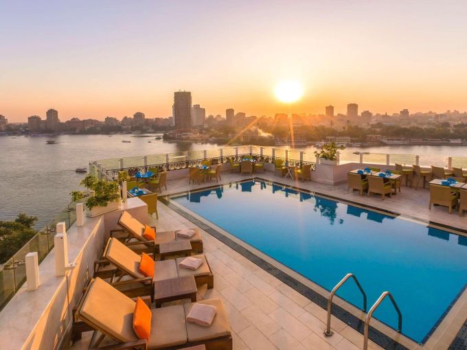 Das Kempinski Nile Hotel Cairo bietet einen magischen Ausblick auf den Nil – ideal für romantische Sonnenuntergänge. Kempinski Nile Hotel Cairo
