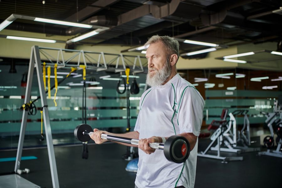 älterer mann workout