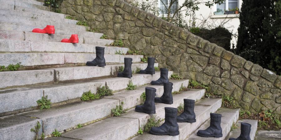 Treppe Stiefel schwarz rot