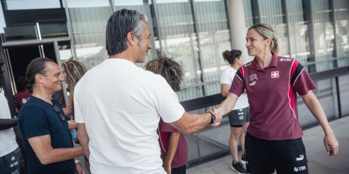 Murat Yakin grüsst Nati-Stürmerin Ana-Maria Crnogorcevic. Murat Yakin Schweizer Nati