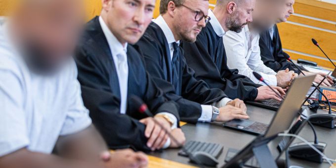 In dem Korruptionsprozess vor dem Landgericht Hannover ist der Boxtrainer (links) des verdächtigen Staatsanwalts mitangeklagt. (Archivbild) Korruptionsprozess