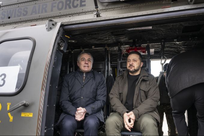 Aussenminister Ignazio Cassis (links) und Ukraine-Präsident Wolodymyr Selenskyj kurz vor dem Abflug mit einem Superpuma der Luftwaffe von Zürich Kloten ans WEF in Davos, a, 15. Januar 2024. Ignazio Cassis Wolodymyr Selenskyj