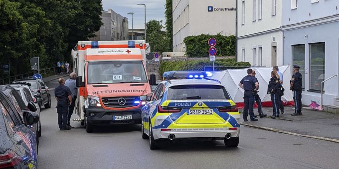 Ein Auto ist in Passau in eine Menschengruppe gefahren. Passau