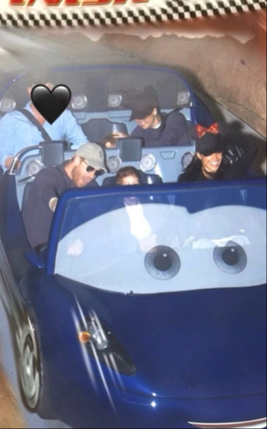 Prinz Harry und Meghan auf einer Achterbahn. Söhnchen Archie sitzt in der Mitte.