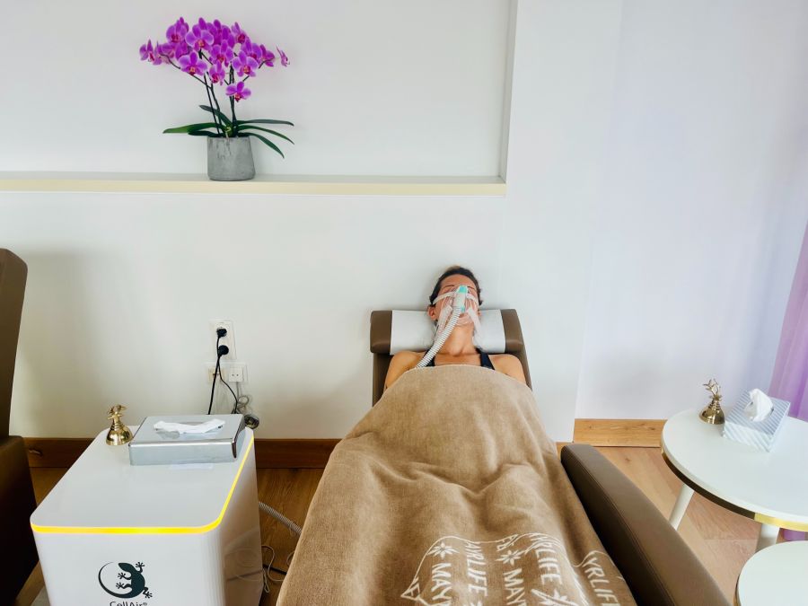 Frau, Bett, Sauerstoffmaske, Blumen