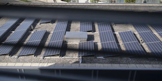 Solarzellen stehen auf den Dach einer Lagerhalle fotografiert am 16. September 2019 in Thun. Solar