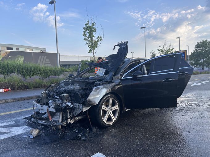 Am Auto entstand Sachschaden. Ausgebrannt