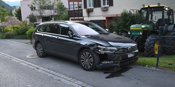 In Walenstadt prallte ein Jugendlicher mit einem Auto in einen Zaun. In Zaun geprallt