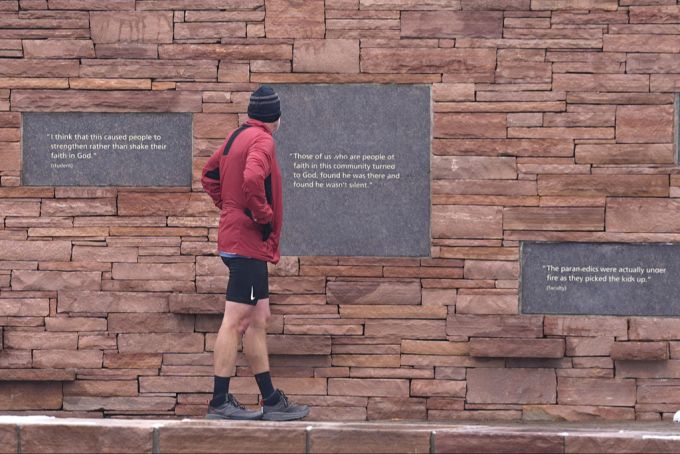 Auch heute zieht es viele Menschen an die Gedenkstätte der Opfer von Columbine. amoklauf in graz