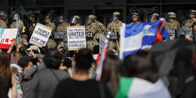 Demonstrierende protestieren vor der Nationalgarde in Los Angeles. Donald Trump Nationalgarde Proteste