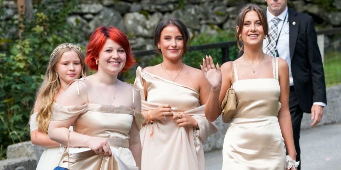 Leah Behn (ganz rechts) bei der Hochzeit ihrer Mutter Märtha Louise im vergangenen Sommer neben ihren Schwestern Maud und Emma. (Archivbild) Leah Isadora Behn