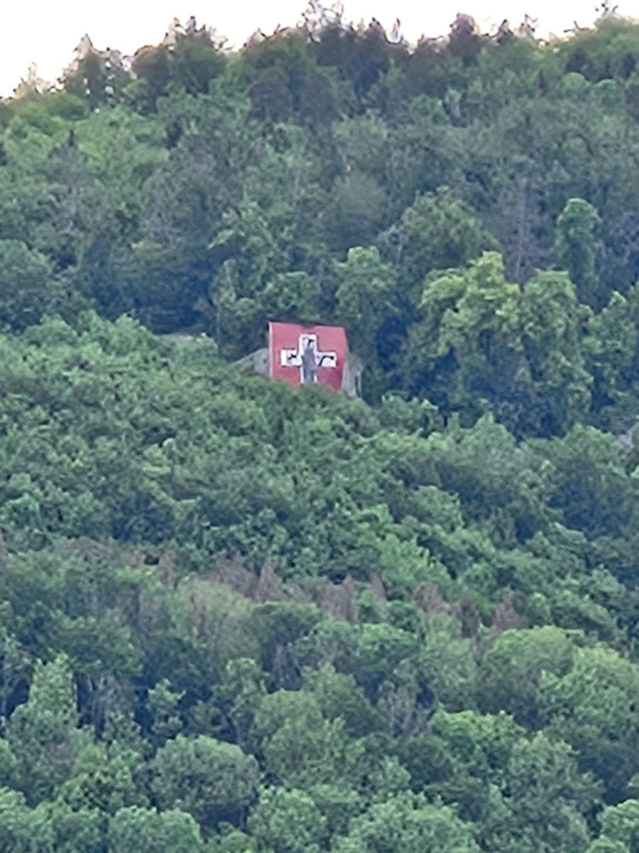 2024 wurde die Flagge mit Farbe verunstaltet.