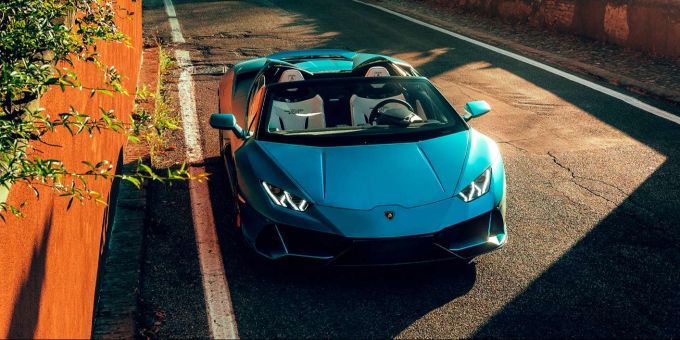 Lamborghini Evo Spyder: Mit seinem elektrohydraulischen Stoffverdeck, das sich in nur 17 Sekunden geräuschlos öffnet und schliesst, hat man perfektes Cabrio-Sportwagen-Feeling. Lamborghini Evo Spyde