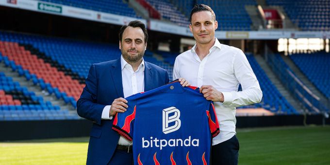 Martin Beranek, Country Lead Switzerland Bitpanda, und David Degen, Verwaltungsratspräsident FC Basel 1893. FC Basel Super League