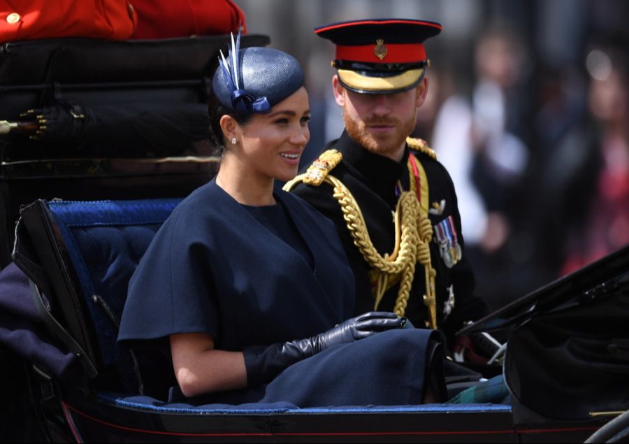 Prinz Harry und Meghan Markle im Jahr 2019 bei der Geburtstagsparade von Queen Elizabeth (†96).