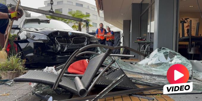 Auto fährt in Café - Lenker (81) verursacht Schaden von 100'000 Franken