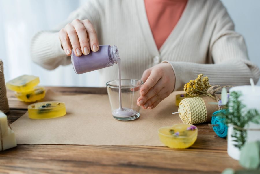 Kerzenherstellung, Wachs wird in ein Glas gegossen