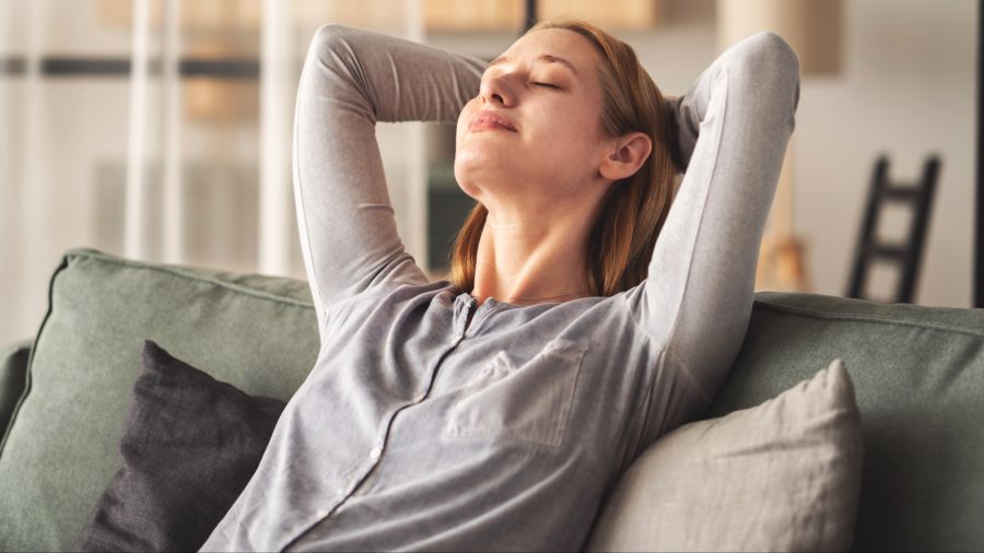 Frau entspannt sich auf Sofa