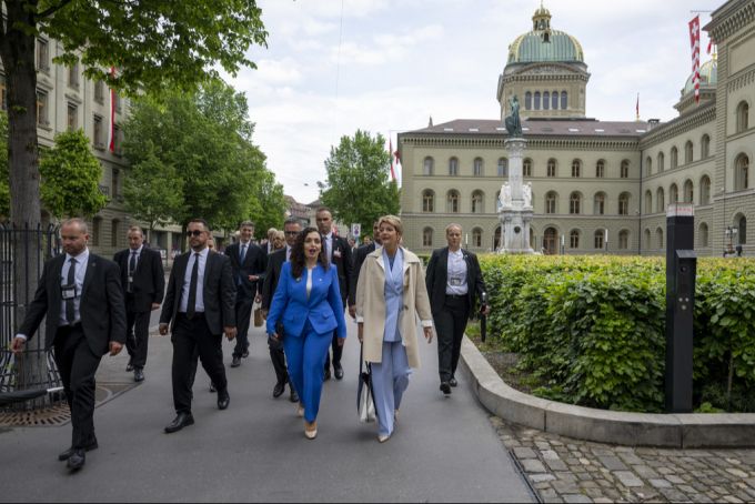 Vjosa Osmani Sadriu mit Karin Keller-Sutter. Vjosa Osmani Sadriu