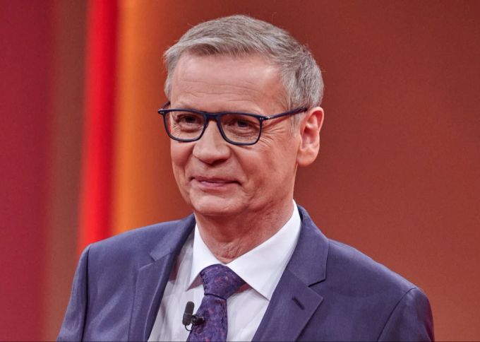 Günther Jauch kann sich Hazel Brugger als Moderatorin des ESC nicht vorstellen. esc günther jauch