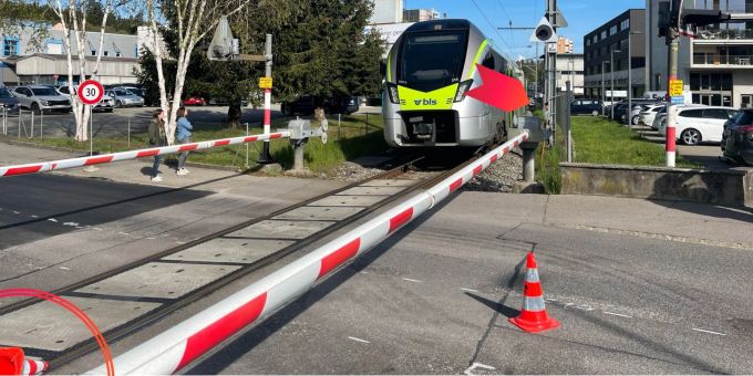 Ein Absperr-Hüetli (links eingekreist) liegt auf dem Gleis. Der Lokführer (rechts beim Pfeil) hält den Zug an, steigt aus – und räumt es weg. BLS Zug Liebefeld