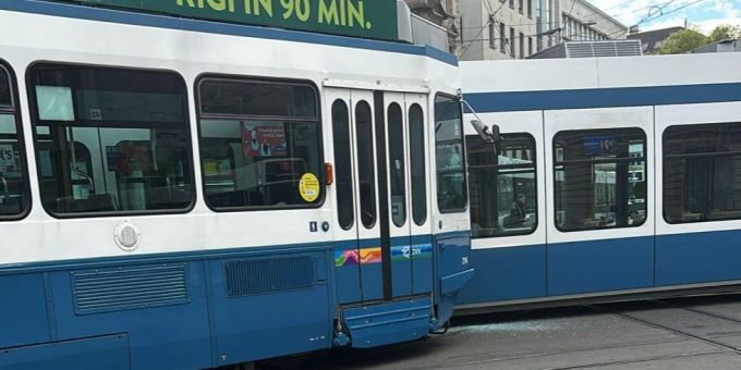 Grosser Sachschaden - Tram-Unfall beim Central und Paradeplatz