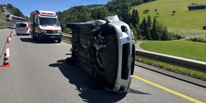 Sattel SZ: Selbstkollision einer Autofahrerin. Sattel SZ