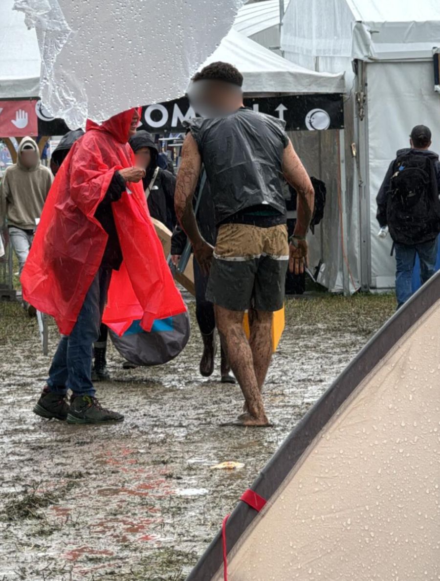 Nicht alle stören sich am nassen Wetter – dieser Festival-Besucher wälzte sich gar im Schlamm.