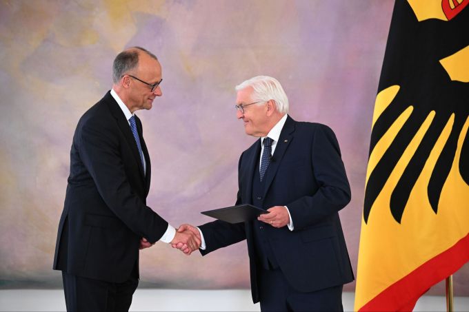 Doch noch geschafft: Nach dem erfolgreichen zweiten Wahlgang ernennt Bundespräsident Steinmeier CDU-Chef Merz zum Kanzler. (Symbolbild) kanzler