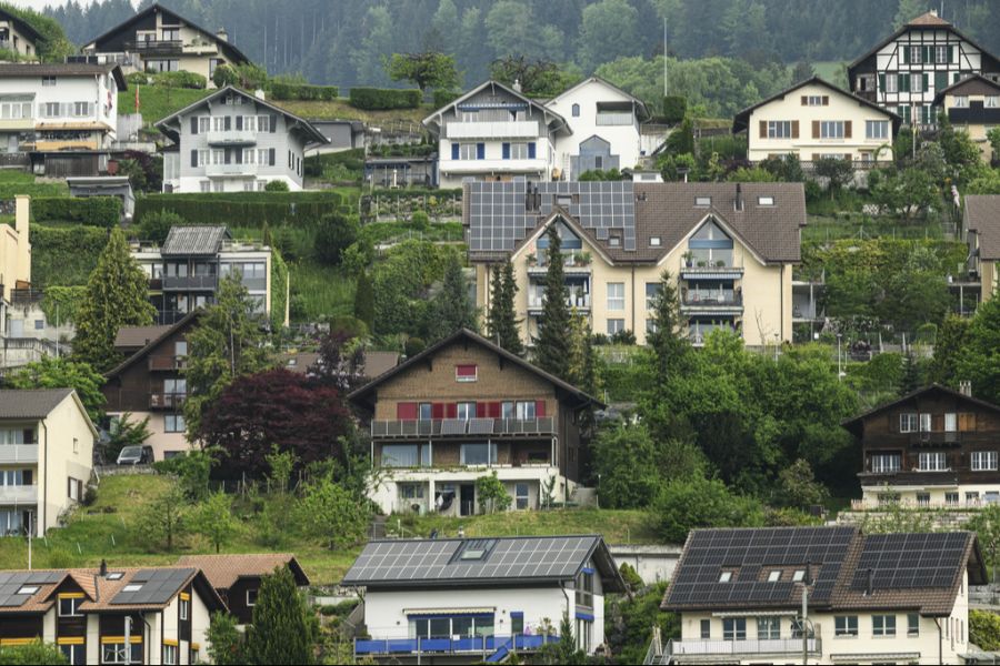 Immer mehr Dächer mit Solarpanels: Wohnhäuser in Konolfingen BE, fotografiert am 9. Mai 2025.