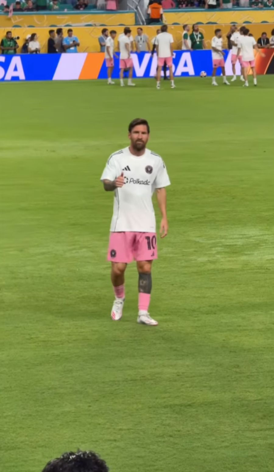 Der Argentinier von Inter Miami reagiert mit einem Daumen hoch ...
