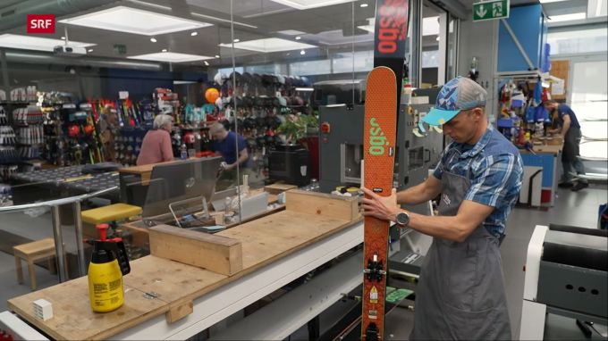 Der Extrembergsteiger arbeitet in einem Skigeschäft als Servicemann. SRF