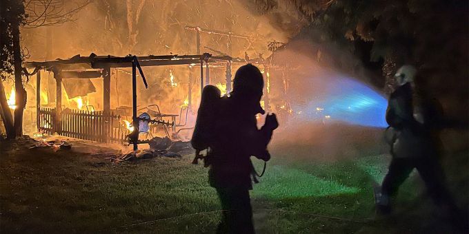 Aesch BL: Gartenhausbrand erfordert Feuerwehreinsatz. Aesch BL