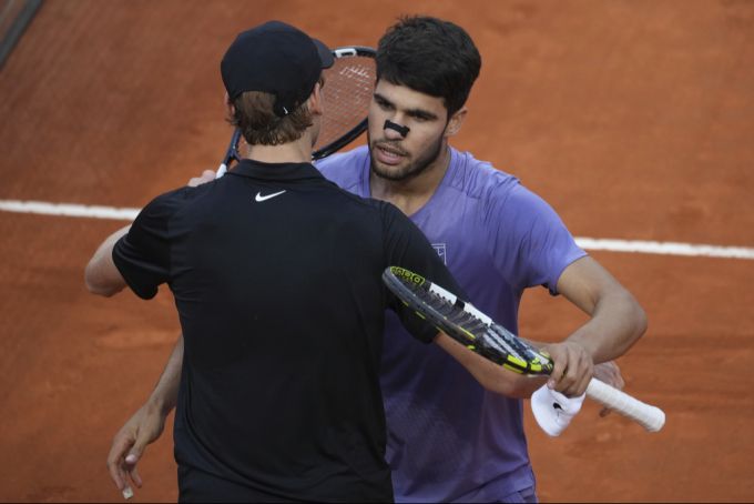 Jannik Sinner muss sich seinem Rivalen Carlos Alcaraz im Final von Rom geschlagen geben. Sinner Alcaraz