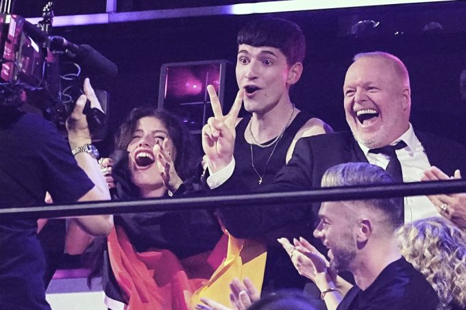 Die beiden Künstler gingen als Sieger der ESC-Vorentscheidshows hervor, die Stefan Raab mitproduzierte. Stefan Raab