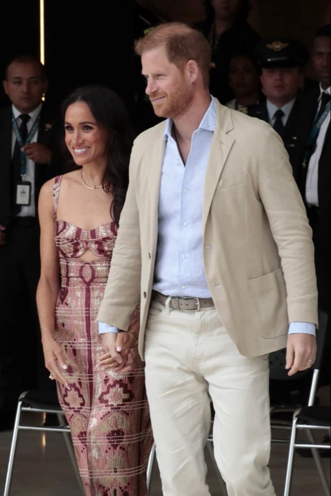Meghan Markle im rosé-gemusterten Maxikleid bei einer Tanzveranstaltung. Meghan Markle