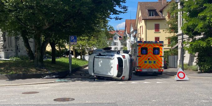 Zug: Auto landet auf der Seite. Unfall in Zug.