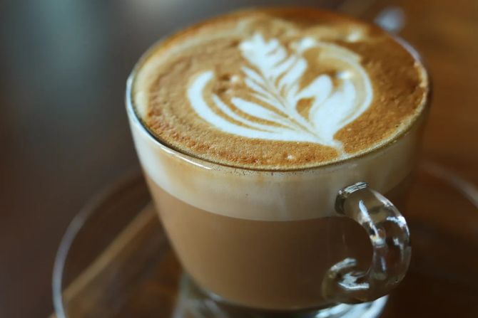 Kaffee Latte auf Holztisch