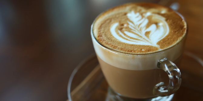 Kaffee Latte auf Holztisch