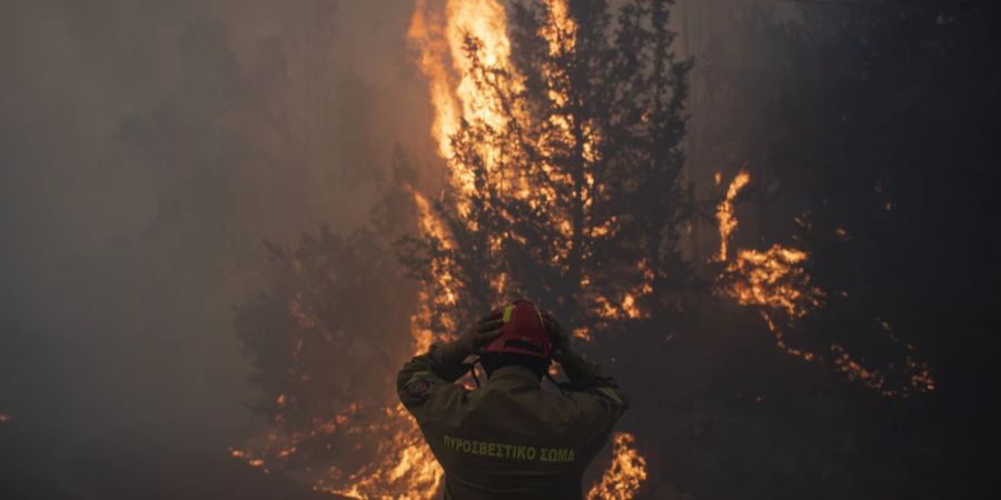 Hier steht ein Feuerwehrmann in einem betroffenen Gebiet.