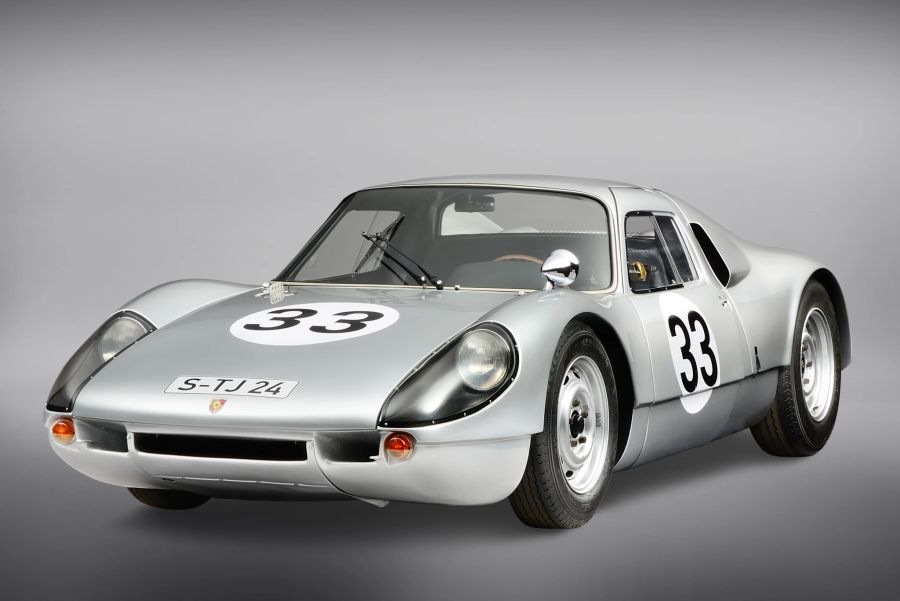 Der Porsche 904 Carrera GTS ist der erste Porsche mit glasfaserverstärkter Kunststoffkarosserie. Auch dieser Wagen stammt aus dem Jahr 1964.