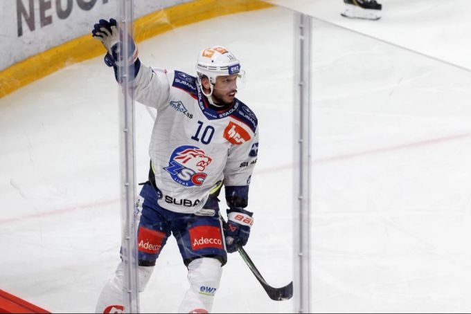 Sven Andrighetto hämmert die ZSC Lions in Lausanne zur Führung. ZSC Lions Lausanne HC