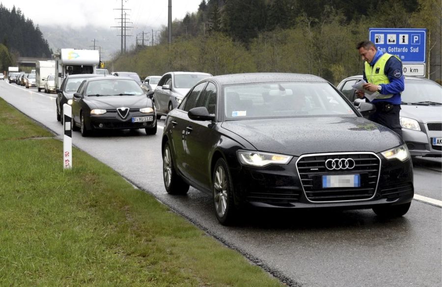 Die Polizei muss immer wieder Fahrerinnen und Fahrer kontrollieren. (Symbolbild)