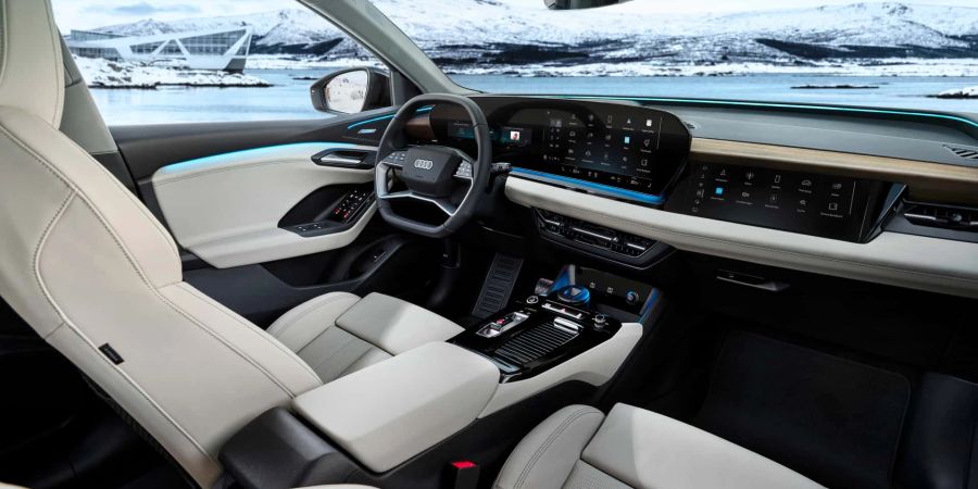 Das Cockpit der Zukunft: Das Audi MMI Panoramadisplay mit dem optionalen Beifahrerdisplay.