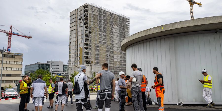 Auf einer Seite des 60-Meter-Turms brach das gesamte Gerüst zusammen.