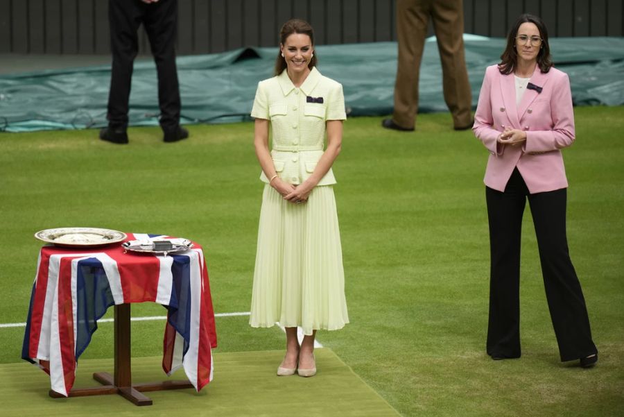 Hier ist Kate bei der Trophäenübergabe 2023 nach dem Frauen-Final in Wimbledon zu sehen.