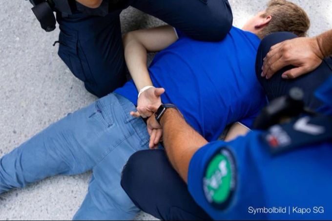 Der Kantonspolizei gelang es, den 34-Jährigen zu arretieren. (Symbolbild) Machete Fünf Verletzte